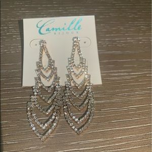 Gold 2 inch drop earings.